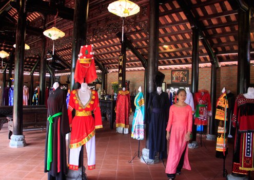 Khu nhà truyền thống trưng bày 100 bộ trang phục của 54 dân tộc Việt Nam. Nơi đây đang được mở rộng, tạo khu lưu trú cho du khách nghỉ qua đêm để được tận mắt xem tằm ăn lá dâu, làm kén, nhả tơ..